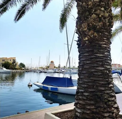 Joli Avec Grande Et Belle Terrasse, Au Pied De La Du Grazel! Lejlighed Gruissan