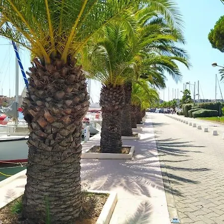Apartment Joli Avec Grande Et Belle Terrasse, Au Pied De La Du Grazel! Gruissan