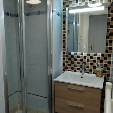 Apartment Joli Avec Grande Et Belle Terrasse, Au Pied De La Du Grazel! Gruissan